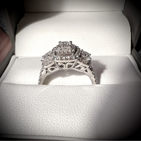 J001. Nwt 3-stone Princess Diamond Engagement/Anniversary Ring 7/8 tdw - Picture 4 of 5